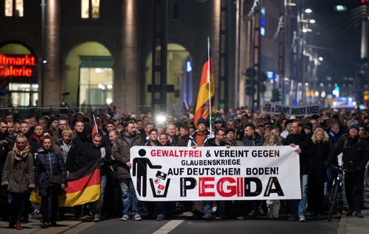 Masové protesty proti islamizaci v Drážďanech.