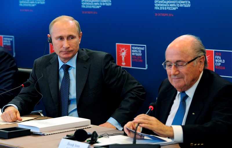 Fotbalová mistrovství světa v letech 2018 a 2022 se uskuteční podle původních plánů v Rusku a v Kataru. Na snímku ruský prezident Vladimir Putin s prezidentem FIFA Seppem Blatterem. Fotbalová mistrovství světa v letech 2018 a 2022 se uskuteční podle původních plánů v Rusku a v Kataru. Na snímku ruský prezident Vladimir Putin s prezidentem FIFA Seppem Blatterem.