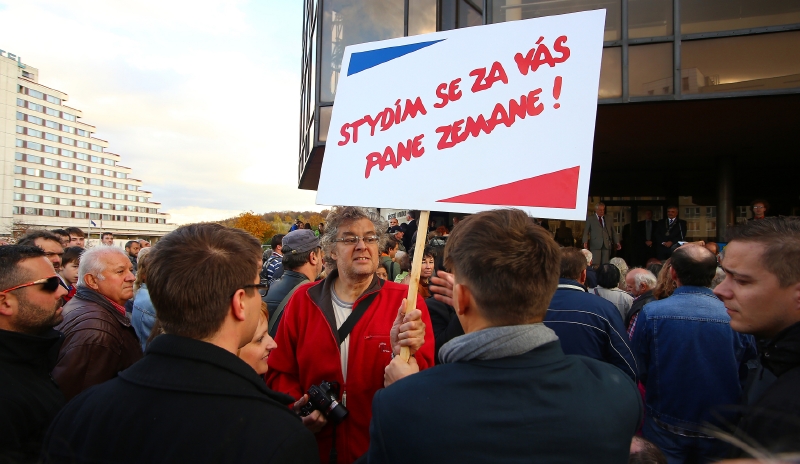 Zemana provázejí při cestě po Moravě protesty. Tento transparent je z Ostravy.
