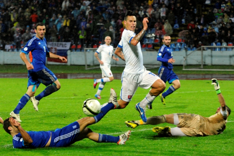 Marek Hamšík (v bílém) v duelu proti Řecku.