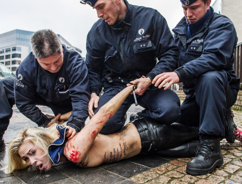 S aktivistkami z Femen policisté často nezacházejí jako s pravými dámami.