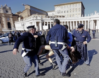 Už ji mají... Aktivistky Femen na Svatopeterském náměstí.