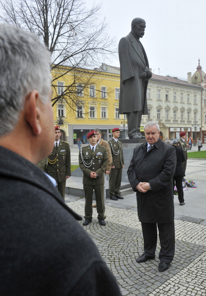 K pomníku Masaryka se přišli poklonit i představitelé KSČM.