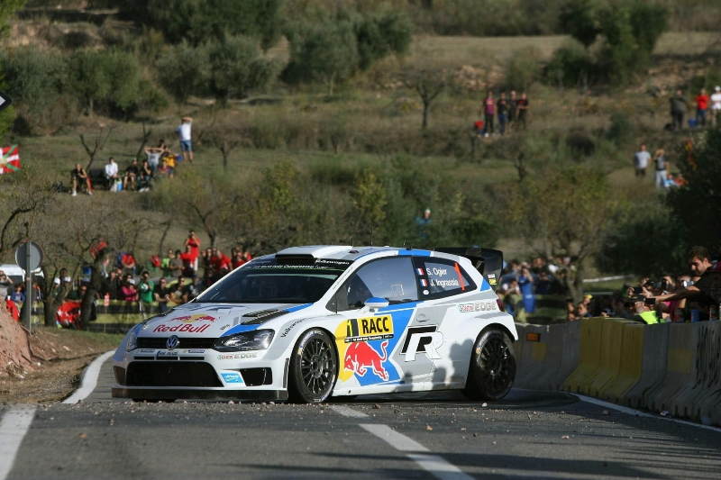 Již jistý mistr světa Sébastien Ogier z Francie vede po první etapě Britskou rallye. Již jistý mistr světa Sébastien Ogier z Francie vede po první etapě Britskou rallye.