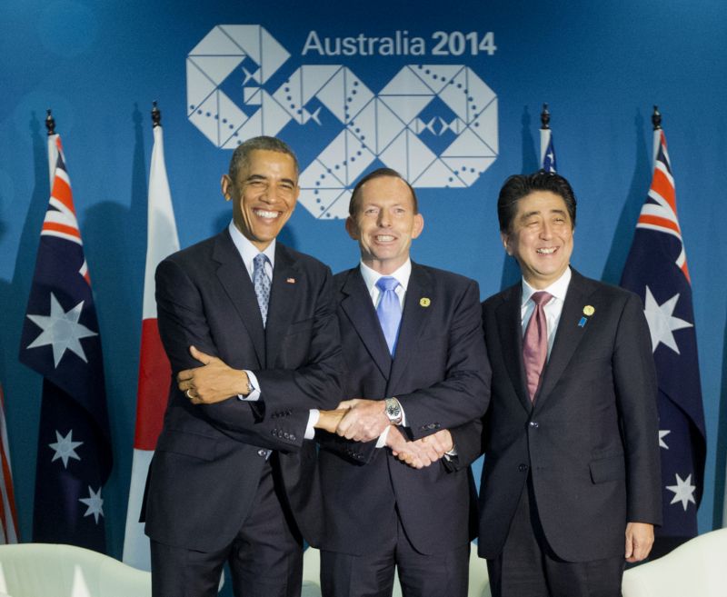 Americký prezident Barack Obama (vlevo) australský premiér Tony Abbott (uprostřed) a japonský premiér Shinzo Abe. Americký prezident Barack Obama (vlevo) australský premiér Tony Abbott (uprostřed) a japonský premiér Shinzo Abe.