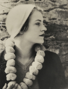Snímek Lee Miller au collier d'éponges (Lee Millerová s náhrdelníkem z mořských hub).