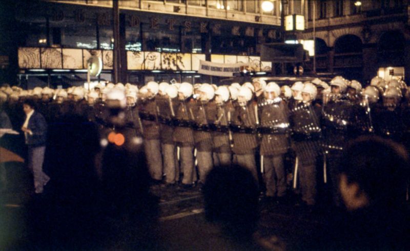 Policejní kordon proti demonstrantům na Národní třídě v Praze. 1989. Policejní kordon proti demonstrantům na Národní třídě v Praze. 1989.