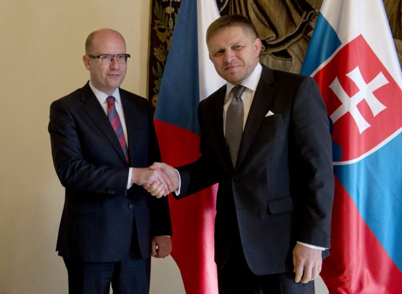 Levicový premiér ČR a levicový premiér SR. Bohuslav Sobotka se svým slovenským protějšekem Robertem Ficem. Levicový premiér ČR a levicový premiér SR. Bohuslav Sobotka se svým slovenským protějšekem Robertem Ficem.