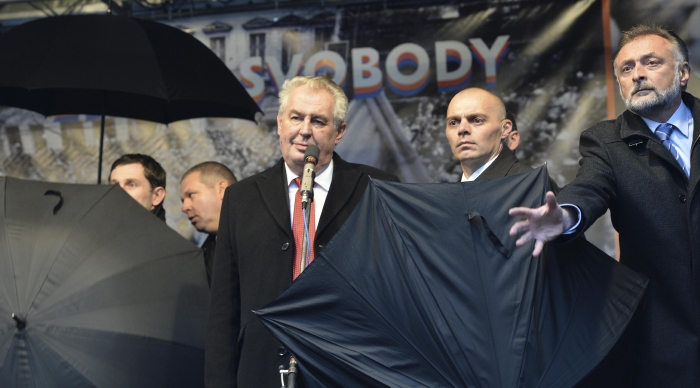Prezidenta Miloše Zemana chránili jeho lidé před sprškou předmětů.