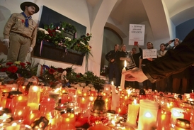 Lidé zapalují svíčky 17. listopadu u památníku listopadových událostí roku 1989 na Národní třídě v Praze.