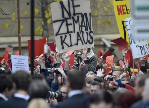 Zemana na Albertově přivítal pískot a skandování stovek odpůrců.