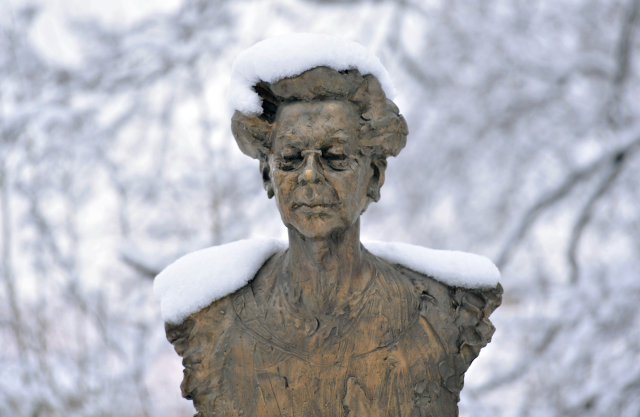Socha Milady Horákové stojí i na pražském náměstí Hrdinů.