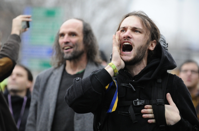 Potyčkami mezi přívrženci krajně pravicové Dělnické strany sociální spravedlnosti a studenty skončily v Brně 17. listopadu dvě na sobě nezávislé demonstrace. Vlevo je nově zvolený senátor Zdeněk Papoušek.