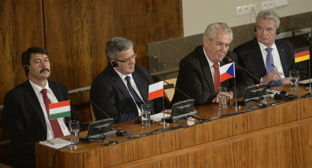 Zleva prezidenti Maďarska János Áder, Polska Bronislaw Komorowski, Česka Miloš Zeman a Německa Joachim Gauck.