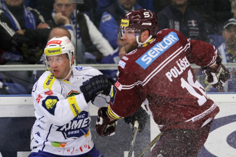 Vlevo Petr Ton (KOM) a Adam Polášek (SPA) v utkání 6. kola hokejové extraligy HC Kometa Brno - HC Sparta Praha, které se hrálo 26. září v Brně.