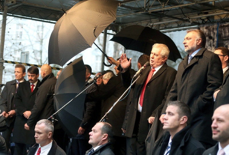 Prezidentova ochranka musela deštníky bránit Miloše Zemana před vajíčky.