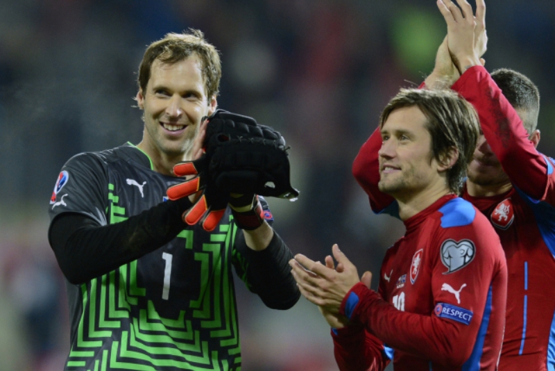 Brankář Petr Čech s Tomášem Rosickým.