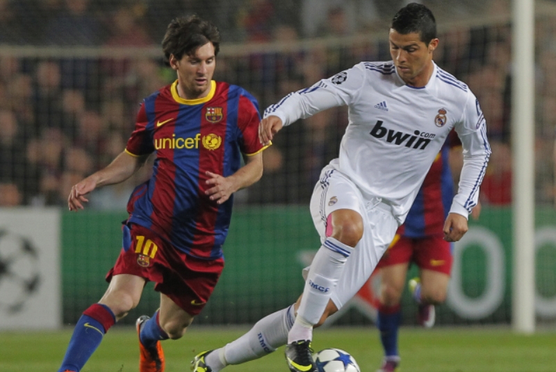 Cristiano Ronaldo (v bílém) a Lionel Messi.