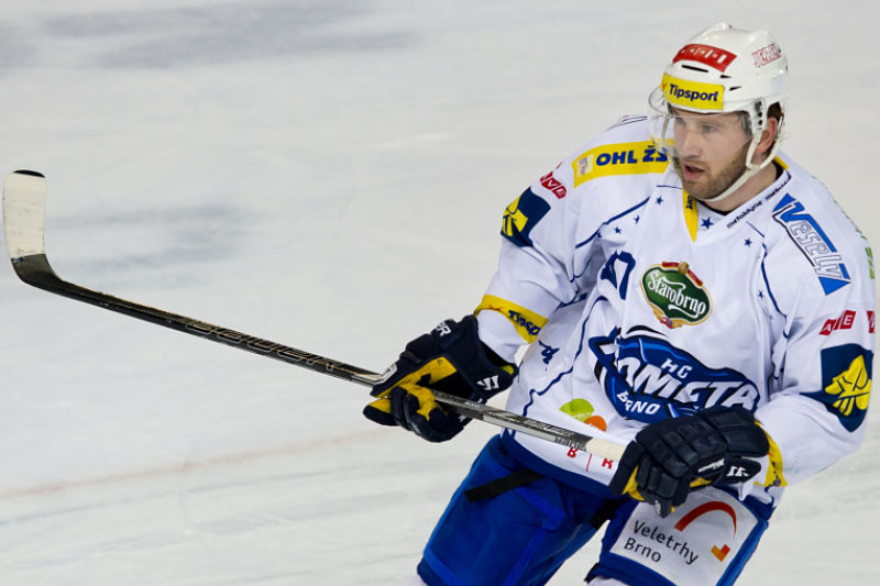 Petr Ton v dresu Komety vstřelil na ledě Sparty srovnávací gól, který neslavil. Petr Ton v dresu Komety vstřelil na ledě Sparty srovnávací gól, který neslavil.