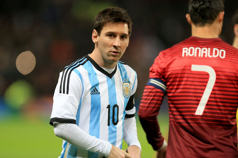 Velcí rivalové Portugalec Cristiano Ronaldo i Argentinec Lionel Messi odehráli jen první půli.