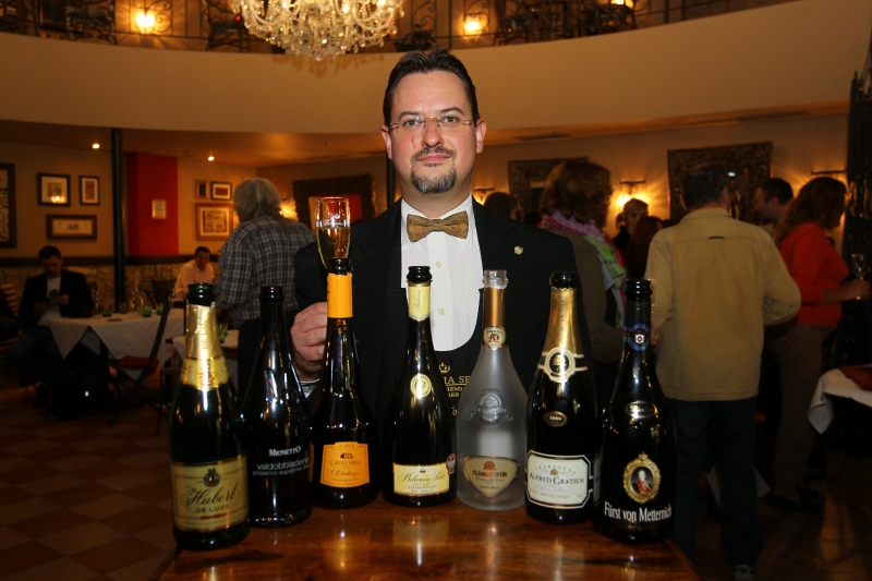Sommelier Tomáš Brůha s vybranými zástupci šumivých evropských vín.