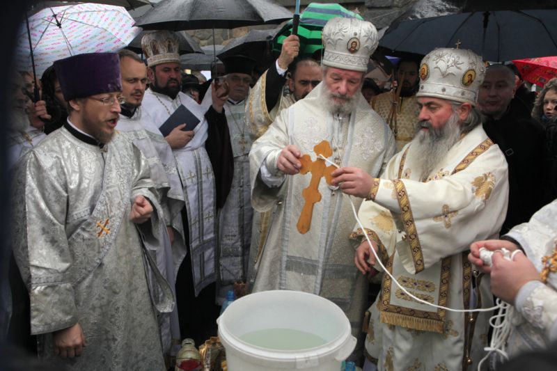 Bývalý arcibiskup pražský Kryštof (uprostřed) odstoupil kvůli nařčení z toho, že je otcem nemanželských dětí. Bývalý arcibiskup pražský Kryštof (uprostřed) odstoupil kvůli nařčení z toho, že je otcem nemanželských dětí.