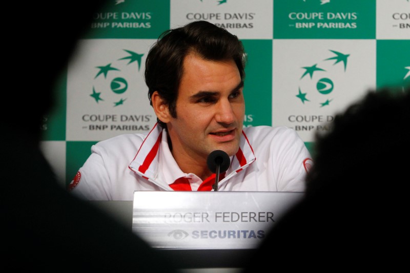 Švýcar Roger Federer nastoupí i přes problémy se zády do páteční dvouhry finále Davisova poháru proti Francii.