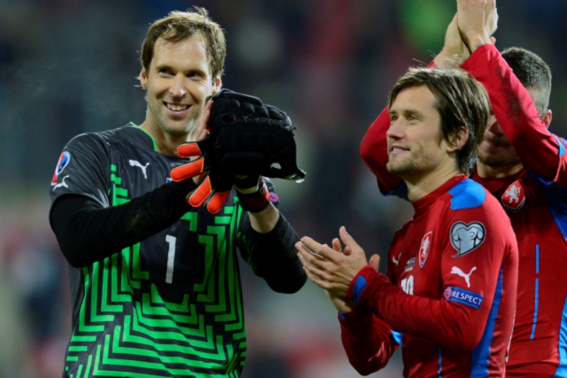 Spoluhráči z reprezentace Petr Čech (vlevo) a Tomáš Rosický by se mohli potkat v Arsenalu.