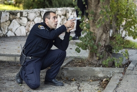 Izraelský policista při zásahu proti útočníkům na synagogu.