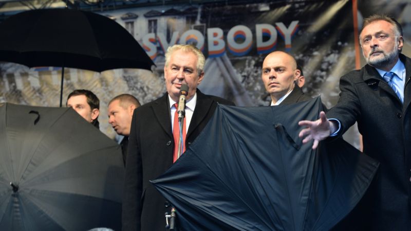 Vzpomínkové shromáždění Univerzity Karlovy k 25. výročí událostí z listopadu roku 1989. Zúčastnil se prezident Miloš Zeman (vlevo) a také prezidenti zemí visegrádské čtyřky a Německa. Na Zemana stovky jeho odpůrců na Albertově pískaly po celou dobu jeho projevu. Z davu na pódium létaly předměty.