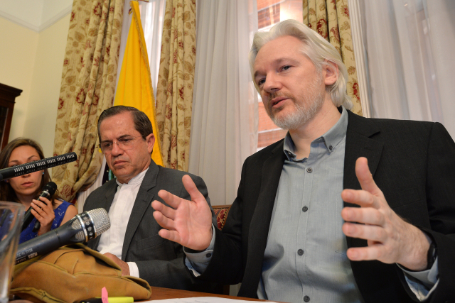 Assange na ambasádě s ekvádorským ministrem zahraničí Ricardem Patinem.