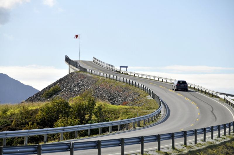 Storseidundet Bridge, kvůli svému zakřivení přezdívaný "opilý most".