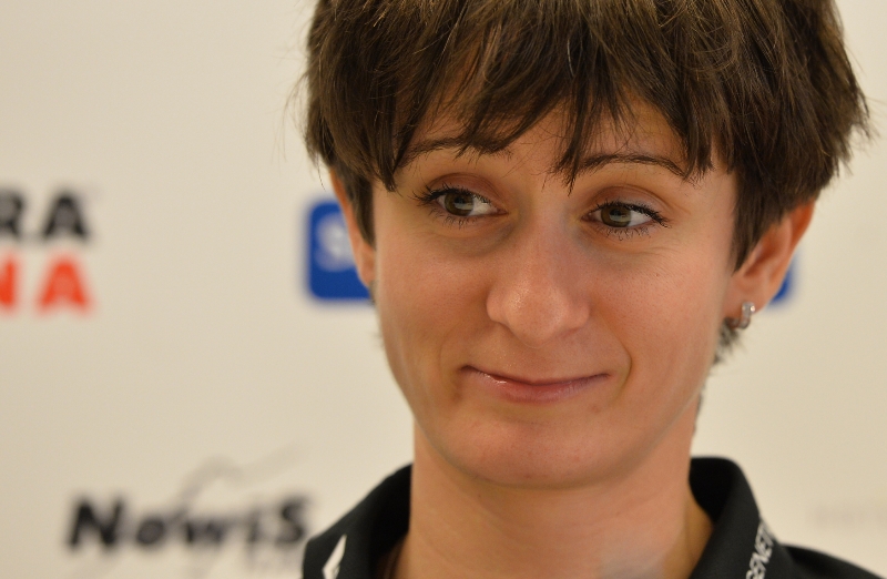 Rychlobruslařka Martina Sáblíková skončila druhá v závodu na 5000 metrů na Světovém poháru v Soulu, o pět sekund ji porazila Claudia Pechsteinová. Rychlobruslařka Martina Sáblíková skončila druhá v závodu na 5000 metrů na Světovém poháru v Soulu, o pět sekund ji porazila Claudia Pechsteinová.