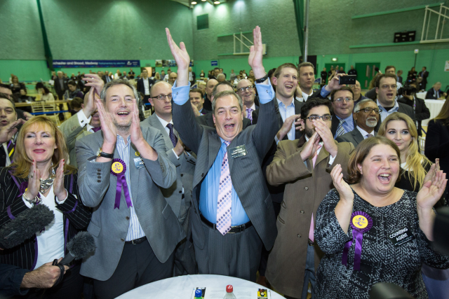 Farage a spol. slaví.