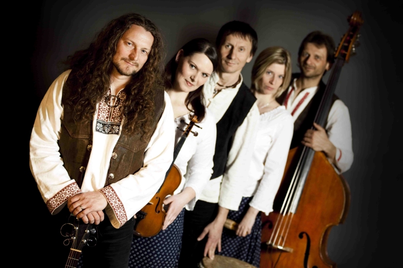 Tomáš Kočko (vpředu) s orchestrem.