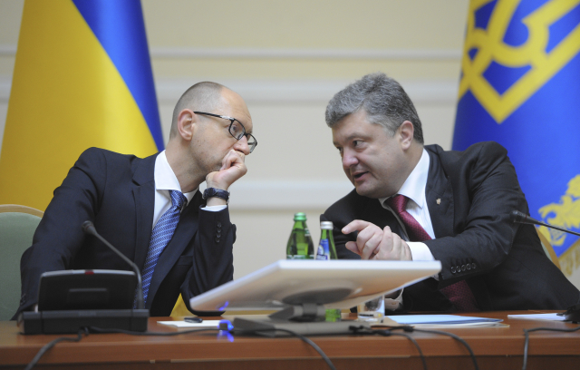 Dvě hlavní politické figury současné Ukrajiny - prezident Petro Porošenko (vpravo) a premiér Arsenij Jaceňuk.