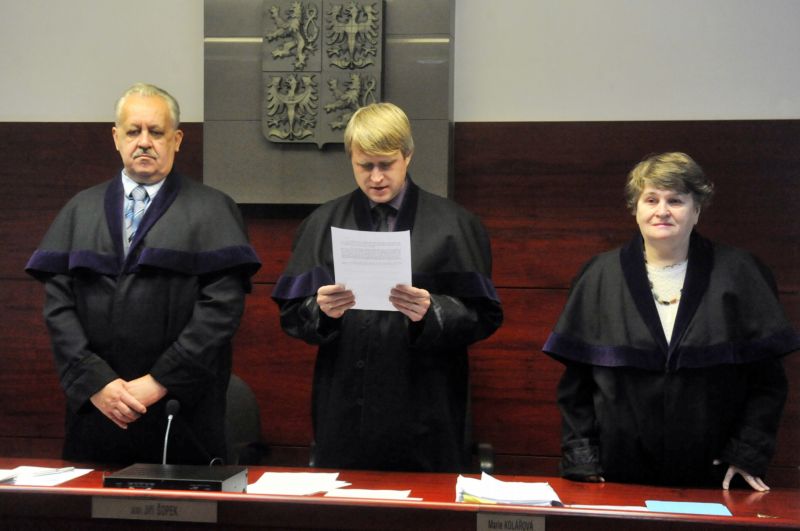 Zleva jsou přísedící Josef Šustek, soudce Jiří Šopek a přísedící Marie Kolářová. Krajniak nebyl u soudu přítomen.