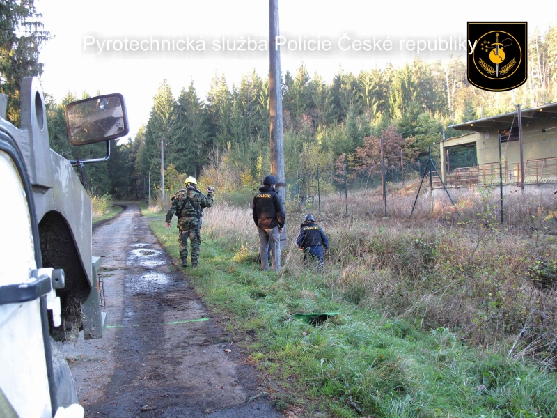 Okolí muničního skladu zajišťují vojáci a policie. Okolí muničního skladu zajišťují vojáci a policie.