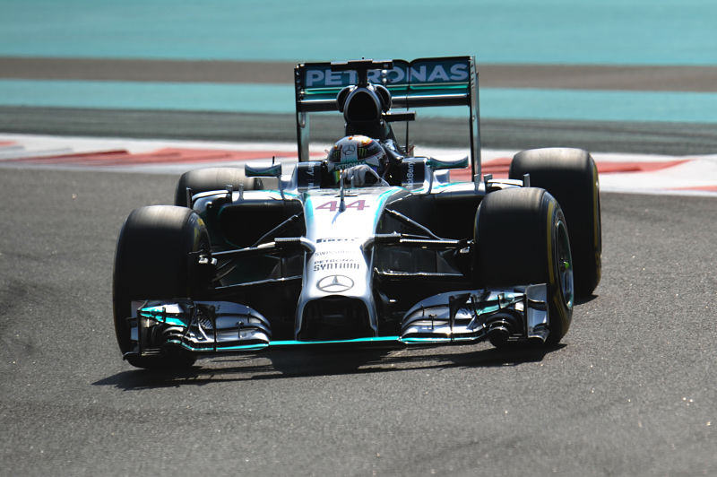 Oba úvodní tréninky v Abú Zabí vyhrál Lewis Hamilton.