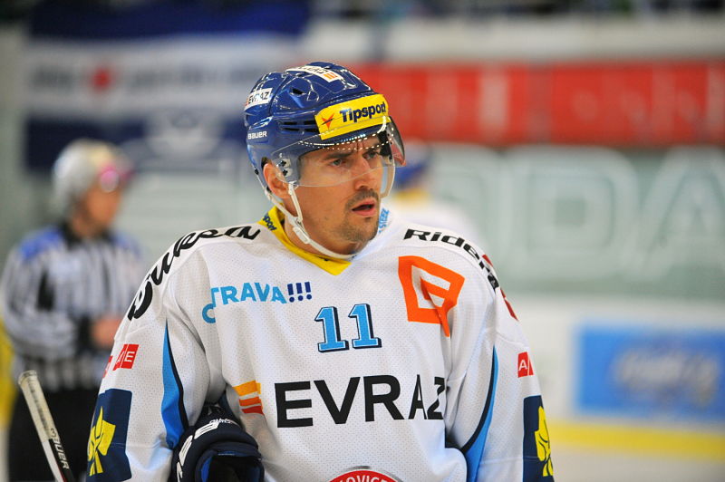 Bývalý hokejový útočník Viktor Ujčík bude působit v prvoligové Dukle Jihlava jako asistent trenéra. Bývalý hokejový útočník Viktor Ujčík bude působit v prvoligové Dukle Jihlava jako asistent trenéra.