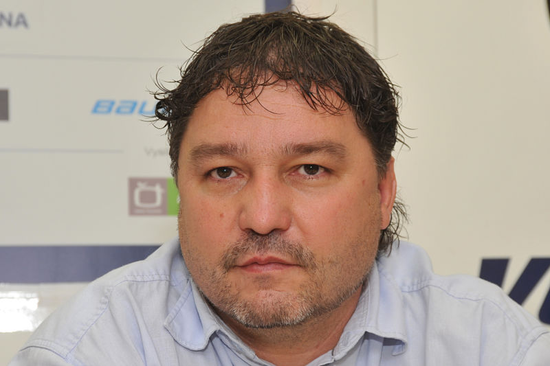 Generální manažer Litvínova Robert Kysela se omluvil vedení zlínských hokejistů. Generální manažer Litvínova Robert Kysela se omluvil vedení zlínských hokejistů.