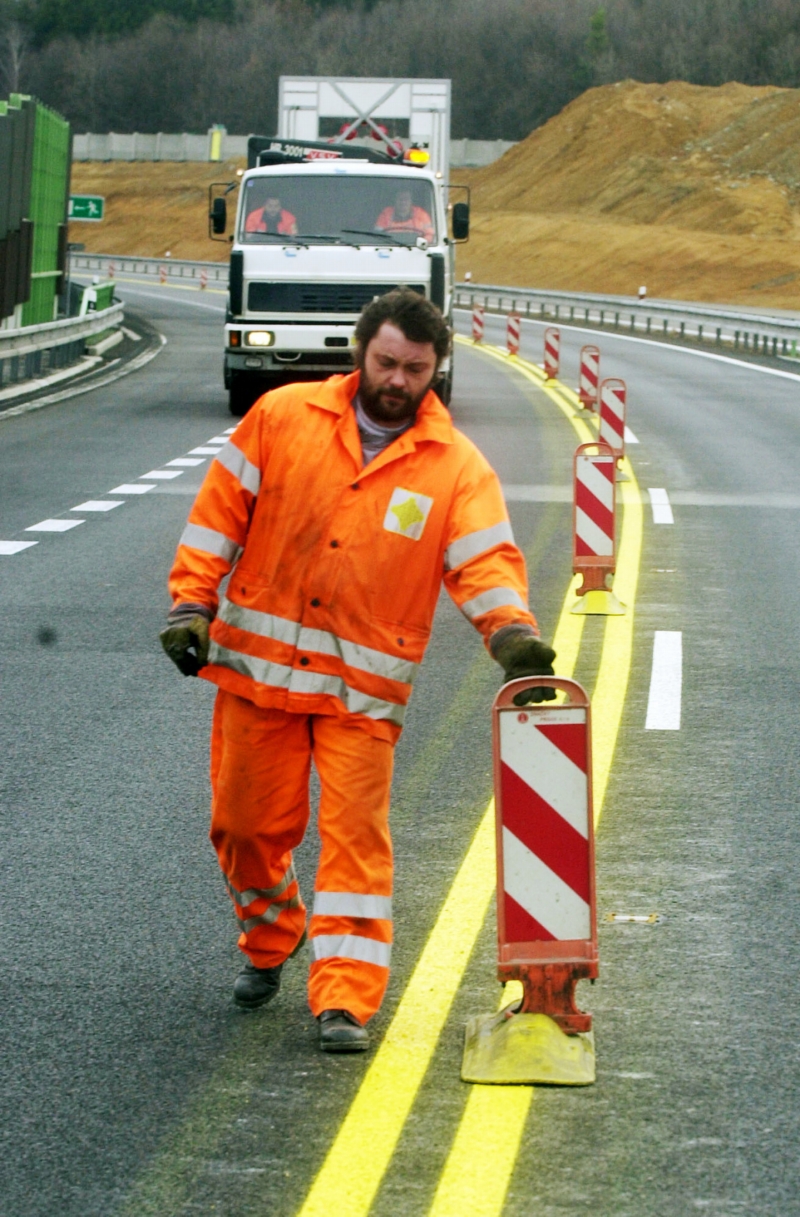 Při havárii v červenci 2011 zahynuli po srážce auta s vlakem sedmačtyřicetiletý muž a dvanáctiletá dívka (ilustrační foto).