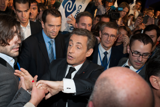 Bývalý prezident údajně přišel o část své podpory poté, co minulý týden před davem příznivců UMP prohlásil, že zruší zákon umožňující sňatky homosexuálů.