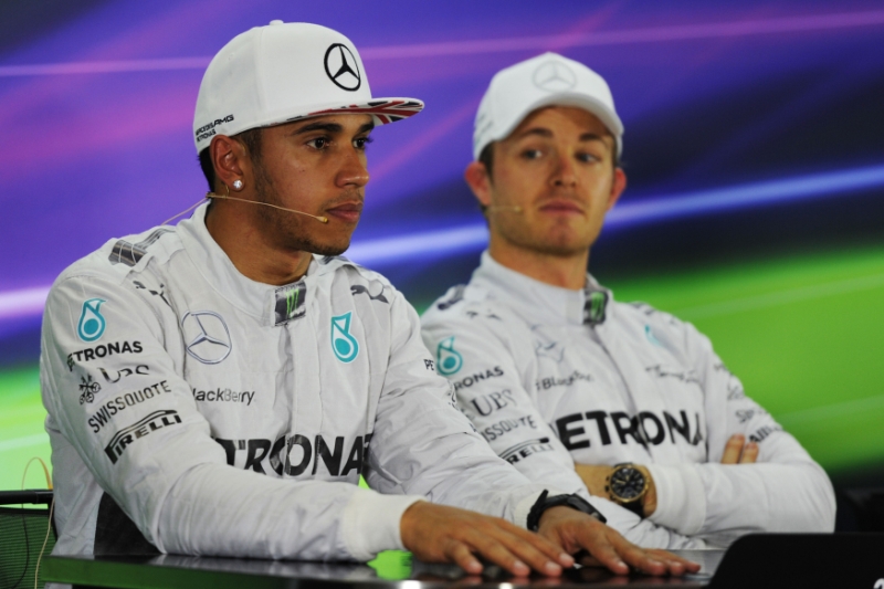 Lewis Hamilton (vpravo) a Nico Rosberg. 