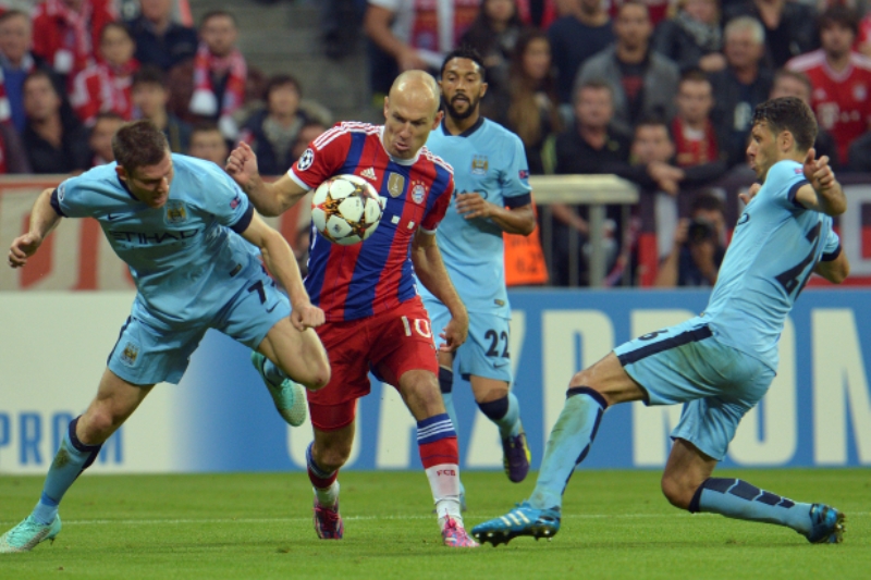 Hvězda Bayernu Mnichov Arjen Robben se prodírá obranou Manchesteru City.