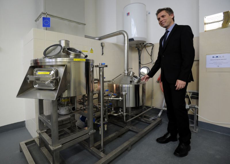 Studenti budou mít k dispozici čtyři padesátilitrové tanky. Studenti budou mít k dispozici čtyři padesátilitrové tanky.