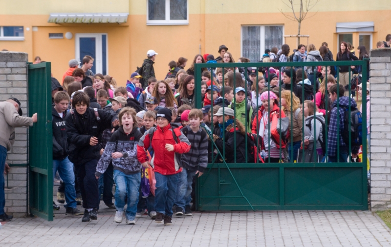 Vrátní by měli eliminovat přístup cizích osob do prostorů škol. Vrátní by měli eliminovat přístup cizích osob do prostorů škol.