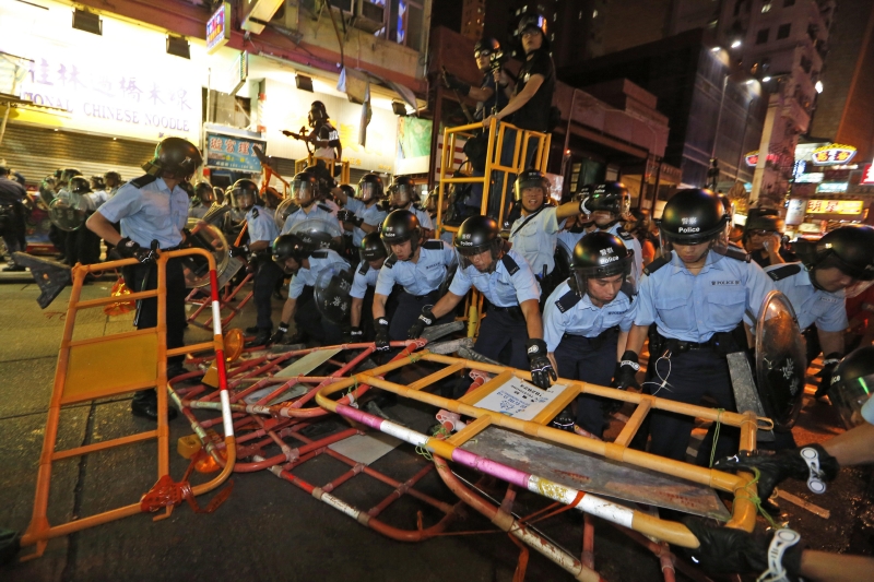 Policisté vyklidili hlavní místo protestů ve čtvrti Mong Kok.