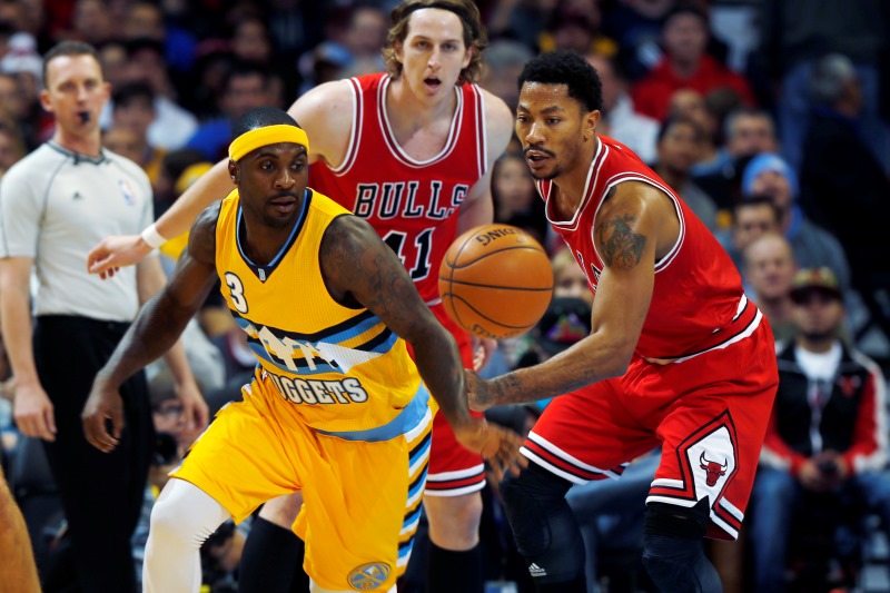 Zraněními pronásledovaný Derrick Rose odstoupil už po první čtvrtině z úterního utkání basketbalistů Chicaga v Denveru kvůli napětí ve svalu na noze a oslabení hosté prohráli 109:114.