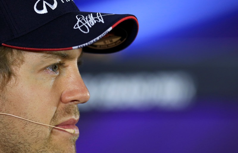 Sesazený mistr světa formule 1 Sebastian Vettel se okamžitě po zveřejnění svého přestupu do Ferrari začal učit italsky. Sesazený mistr světa formule 1 Sebastian Vettel se okamžitě po zveřejnění svého přestupu do Ferrari začal učit italsky.